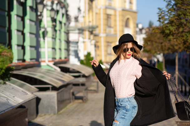 Moda ao ar livre tiro de glamour menina loira vestindo chapéu e sungl
 - Foto, Imagem