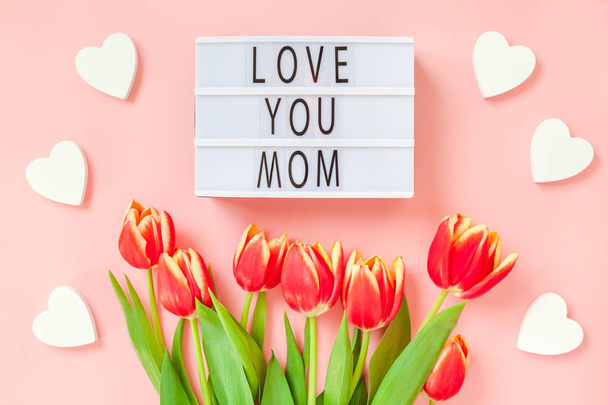 Ημέρα της μητέρας ευχετήρια κάρτα με κόκκινα λουλούδια τουλίπα - Φωτογραφία, εικόνα
