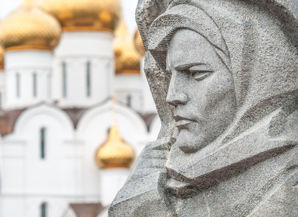 πέτρινο γλυπτό και εκκλησία στο Γιαροσλάβλ, Ρωσία. - Φωτογραφία, εικόνα