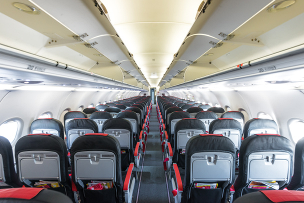 φυγής σειρά καθισμάτων μαύρο και κόκκινο σε αεροπλάνο. - Φωτογραφία, εικόνα