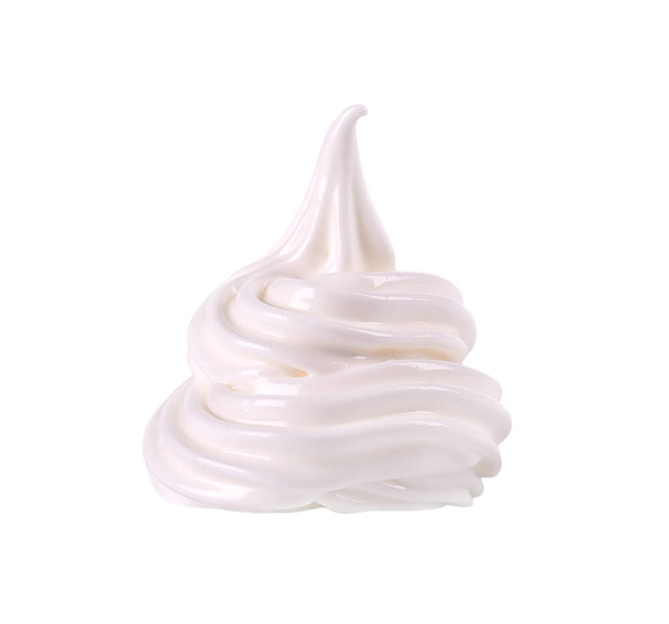 Whipped crème krul, geïsoleerd op een witte achtergrond. Opgeklopte eiwit, met uitknippad. - Foto, afbeelding