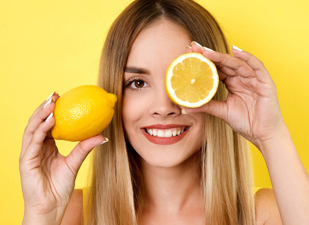 Young woman posing with lemons - Foto, afbeelding