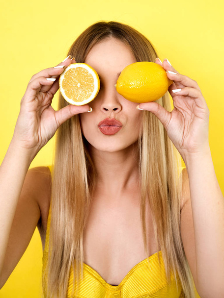 Young woman posing with lemons - Foto, Imagen