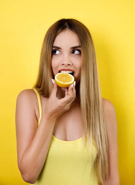 Young woman posing with lemon slice - Foto, Imagen