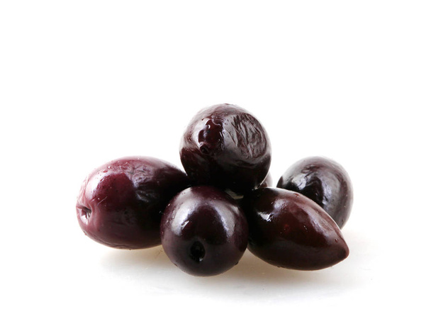 mustat oliivit valkoisella pohjalla - Valokuva, kuva