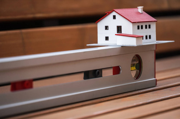 Modello di casa e livella tubolare, simboli di nuovi progetti edilizi
 - Foto, immagini