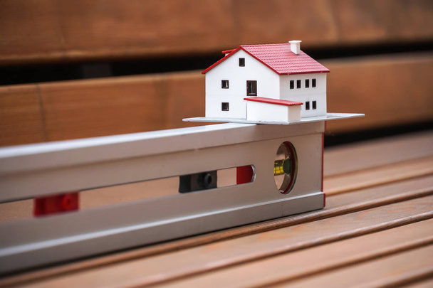 Modello di casa e livella tubolare, simboli di nuovi progetti edilizi
 - Foto, immagini