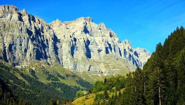 Paisaje de montaña en Suiza - Foto, Imagen