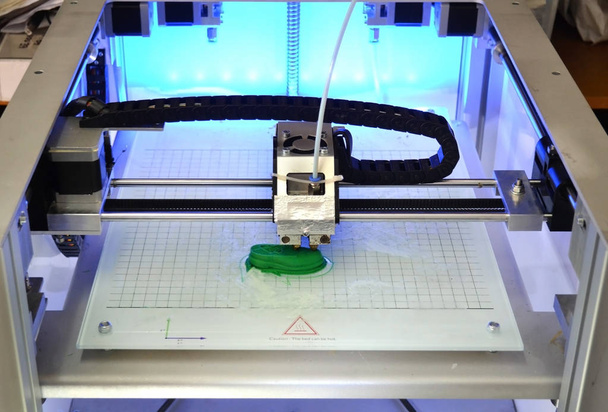 Impresora 3D imprime la forma de plástico fundido verde. - Foto, Imagen