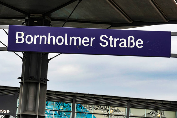 ドイツ、ベルリン - 2019年4月14日:ベルリン・ボーンホルマー・ストラッセSバーン駅標識、プレンツラウアー・ベルク地区の鉄道駅  - 写真・画像