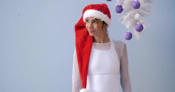 Young woman in Christmas hat in swimsuit - Imágenes, Vídeo