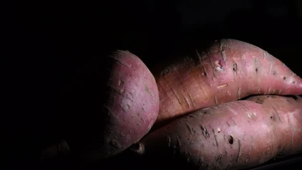 Natuurlijke rauwe zoete aardappelen draaien. Ipomoea Batatas - Video