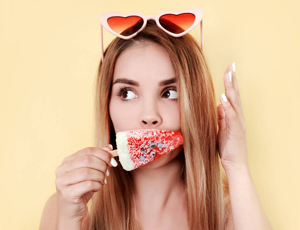 Young woman posing with ice cream - 写真・画像
