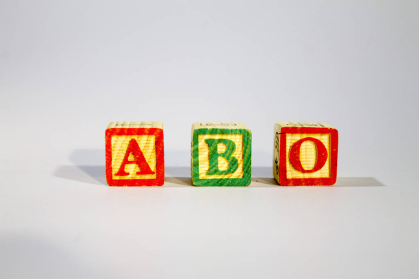 Ξύλινα μπλοκ αλφάβητο ξόρκι Abo ως ομάδες αίματος. - Φωτογραφία, εικόνα
