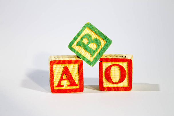 Blocos de alfabeto de madeira soletrar ABO como grupos sanguíneos
 - Foto, Imagem
