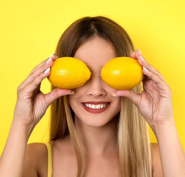 Young woman posing with lemons - Photo, image