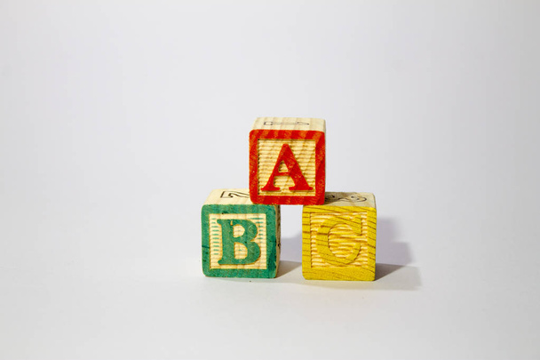 Деревянные алфавитные блоки заклинание ABC
 - Фото, изображение