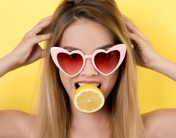Young woman posing with lemon slice - Фото, зображення