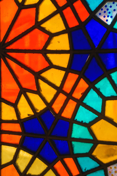 Калейдоскоп будинку в Тбілісі. Різнобарвне вітражне скло. Інтер'єр старого будинку з мозаїчними вікнами. Туризм у Грузії. - Фото, зображення
