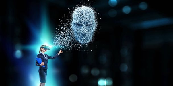 Ψηφιακό κεφάλι, τεχνητή νοημοσύνη και εικονική πραγματικότητα. Μεικτά μέσα - Φωτογραφία, εικόνα