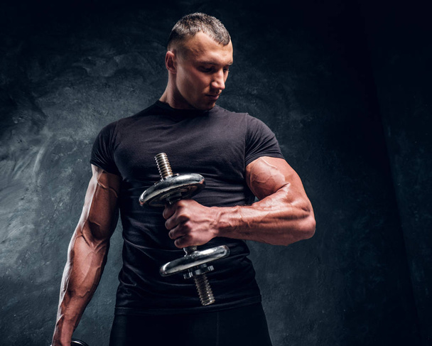 muskulöser attraktiver Bodybuilder beim Heben einer Langhantel - Foto, Bild