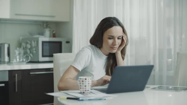 Unavená ženská pracovní přenosný počítač na domácím pracovišti. Frustrovaný člověk - Záběry, video