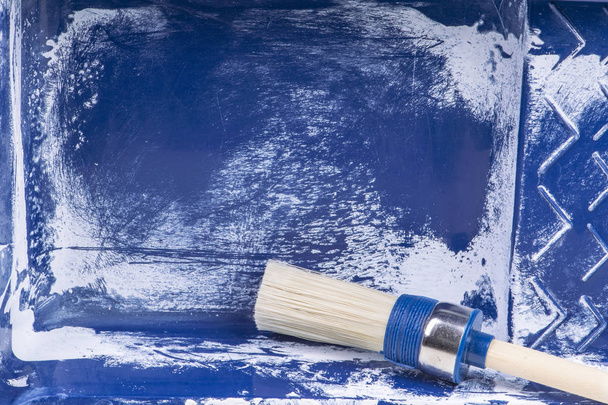 bílý kulatý štětec ve starém modrém kontejneru s modrým malířem - Fotografie, Obrázek