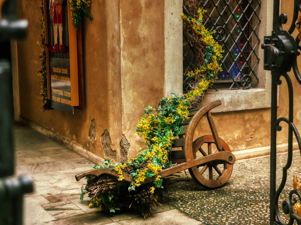 puinen keskiaikainen kukka ostoskori
 - Valokuva, kuva