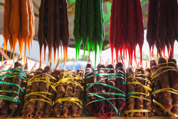 Tradiční gruzínská sladovitá tyčinka Churchkhela. Churchkhela na trhu v Tbilisi. Tradiční gruzínské suvenýry.  - Fotografie, Obrázek