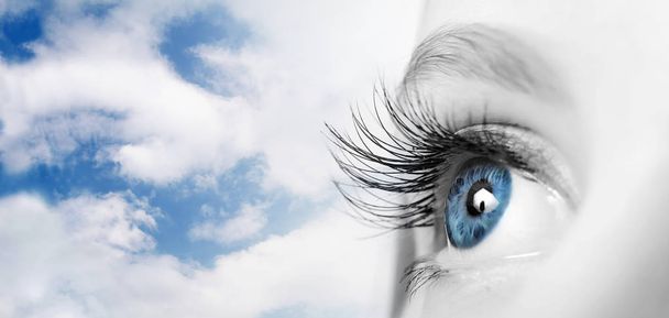 Close up de olho azul brilhante com céu azul bonito
 - Foto, Imagem