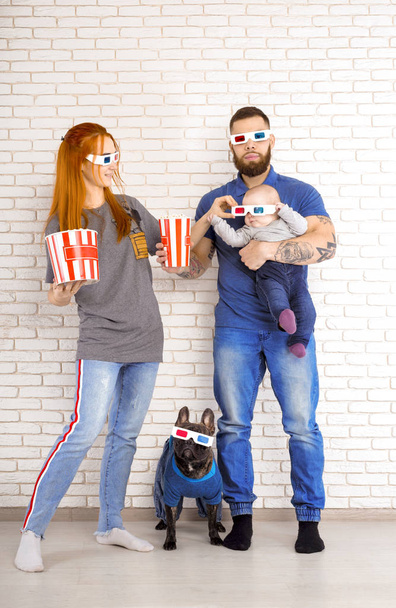 junge Familie mit kleinen Kindern und Hund in 3D-Brille. Kino - Foto, Bild