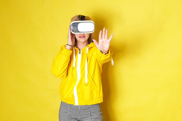 Жінка в окулярах VR намагається торкнутися чогось
. - Фото, зображення