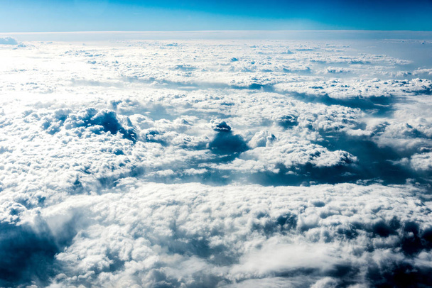 Вид сверху на белые облака над землей или водой
 - Фото, изображение
