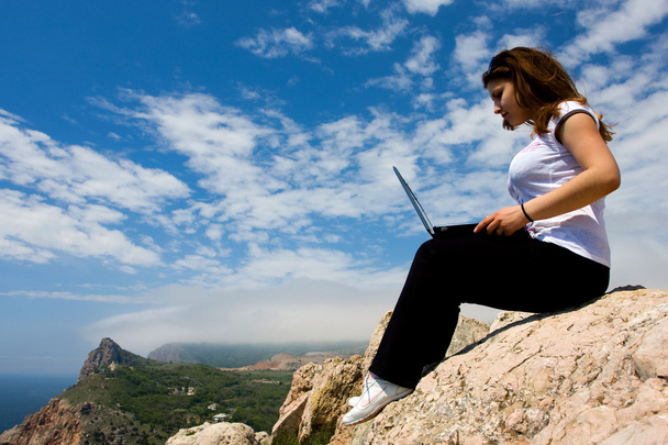 Женщина с ноутбуком и природой
 - Фото, изображение