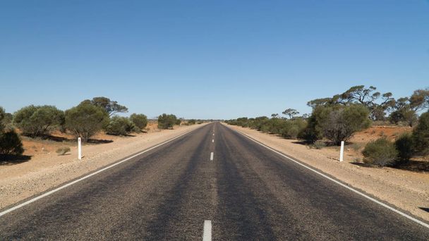 Scenic view of Stuart Highway välillä Adelaide ja Darwin, Outback, Australia
 - Valokuva, kuva