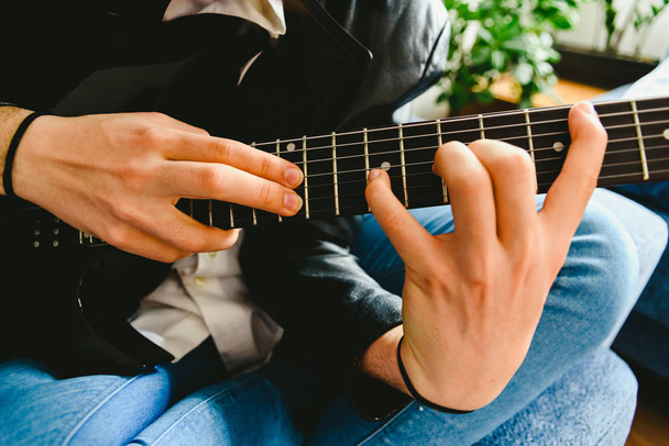 Profesor de guitarra eléctrica enseñando cómo colocar los dedos para tocar un
  - Foto, imagen