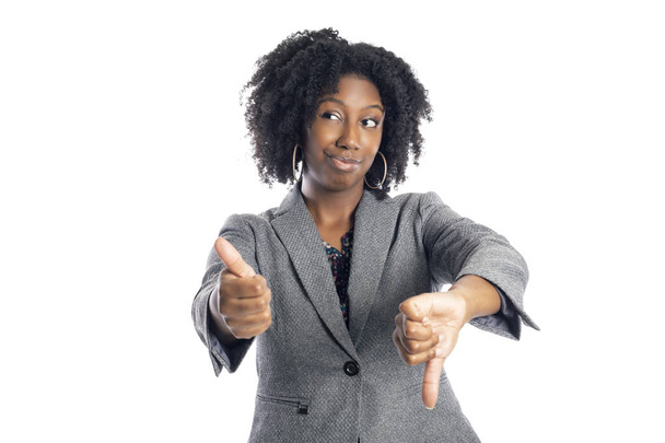 Mujer negra afroamericana empresaria aislada sobre un fondo blanco que parece confusa e indecisa
 - Foto, imagen