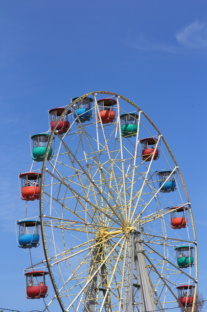 Atraktsion roda gigante colorida contra o céu azul
 - Foto, Imagem