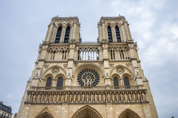 Notre Damen katedraalin julkisivu ja tornit Pariisissa
 - Valokuva, kuva