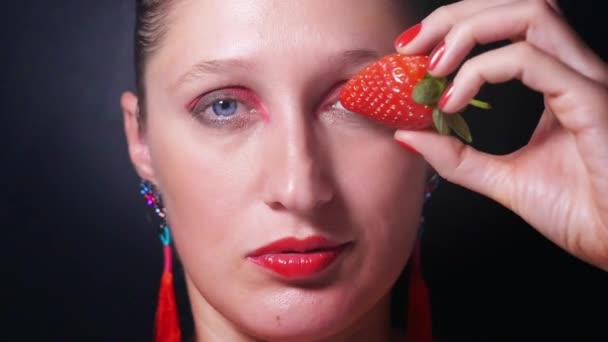 Porträt einer jungen Frau mit roten Augen und Lippen - Filmmaterial, Video