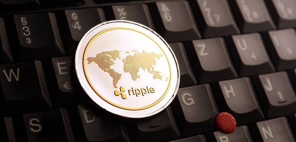Golden ripple XRP moneda sobre teclado portátil
 - Foto, imagen