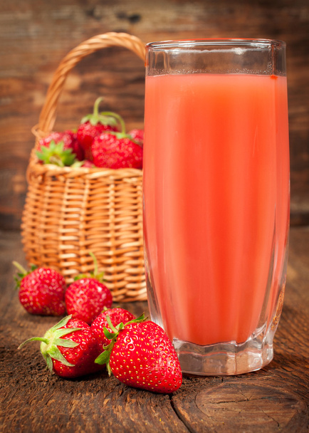 fresh strawberries and a glass of juice - Foto, Bild
