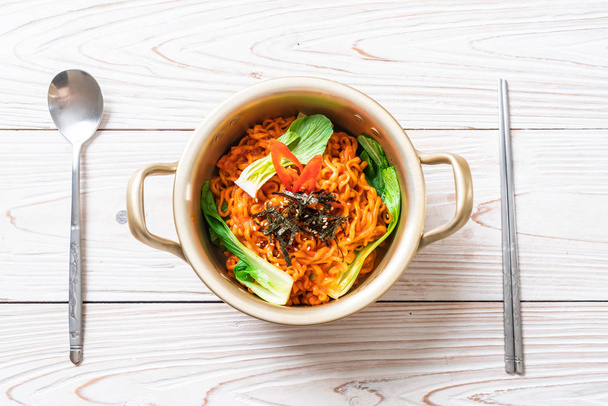 korean instant noodles with vegetable and kimchi - Φωτογραφία, εικόνα