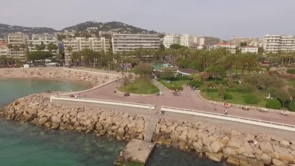 Luftaufnahme von Cannes Strand und Küste, türkisblaues Wasser, Sommerzeit, Südfrankreich - Filmmaterial, Video