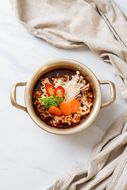 korean instant noodles in golden pot  - Foto, afbeelding