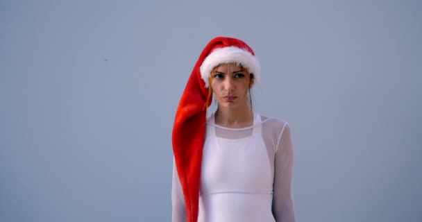 Young woman in Christmas hat in swimsuit - Πλάνα, βίντεο
