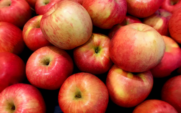 Volledige frame achtergrond van stapel verse rode appels - Foto, afbeelding