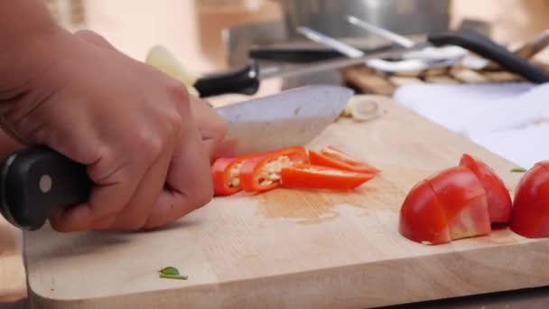 Las manos de las mujeres cortan verduras y verduras en la cocina al aire libre. Una mujer usa un cuchillo y cocina. Paso a paso, cocinar sopa tom yam. Cocina tailandesa Primer plano. 4k
 - Imágenes, Vídeo