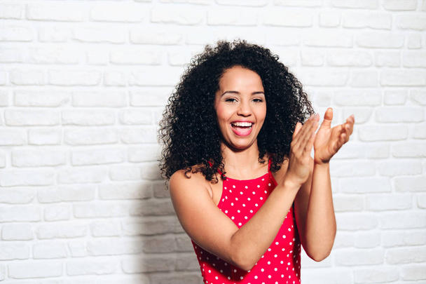 Молода афроамериканська жінка плескаючи руки і аплодуючи - Фото, зображення