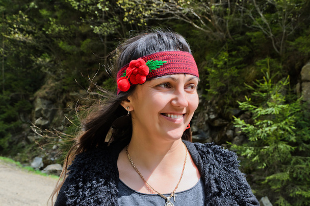 glückliche und hübsche junge Hippie-Frau im Freien - Foto, Bild